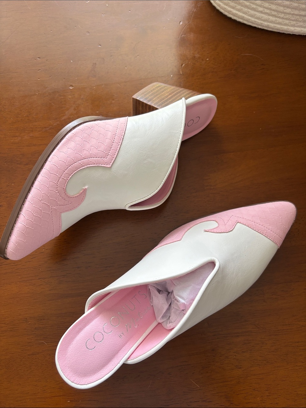 Never Worn Coconuts by Matisse Pink and White Pointed Leather Slide Mules